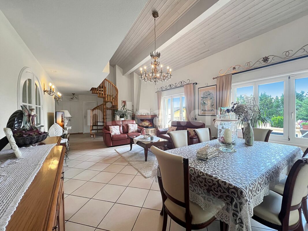 A vendre spacieux appartement dans villa