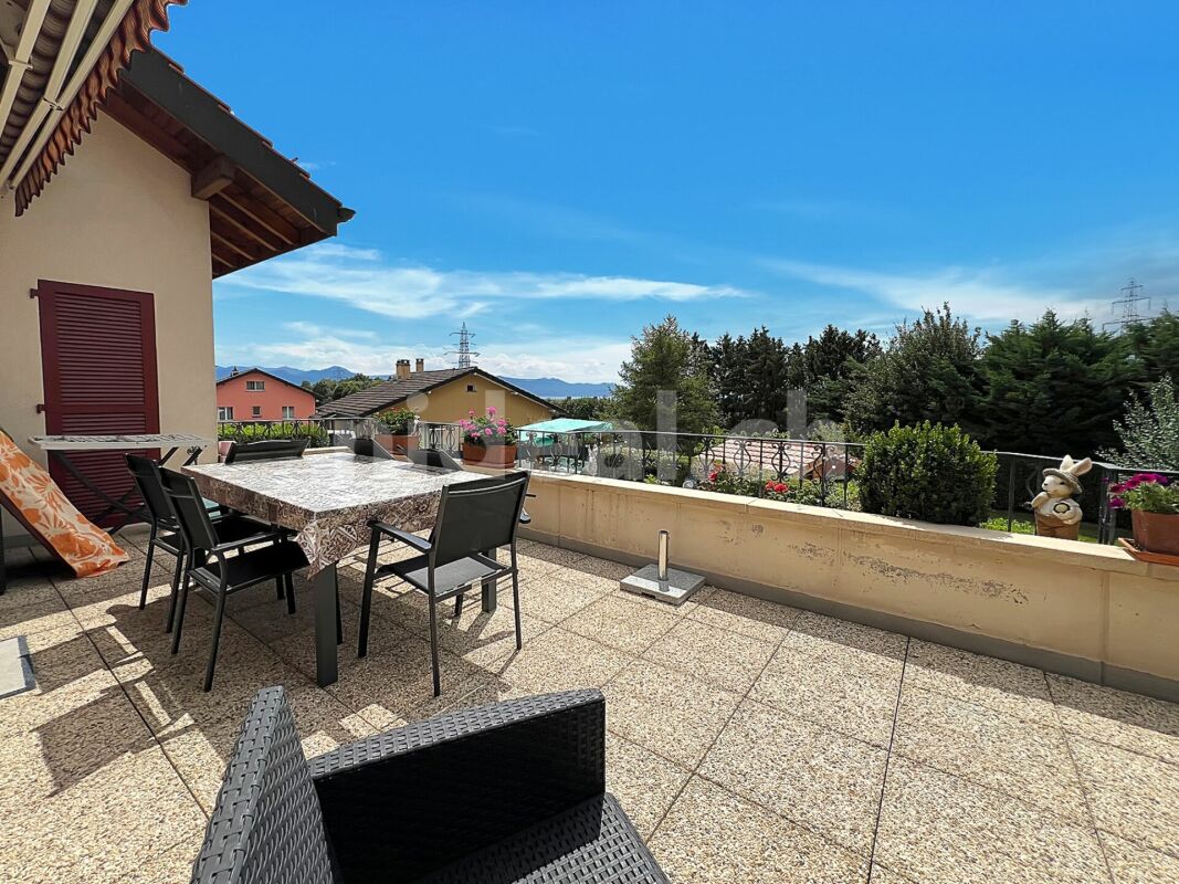 Spacieux appartement de 6.5 pièces dans villa de 2 lots